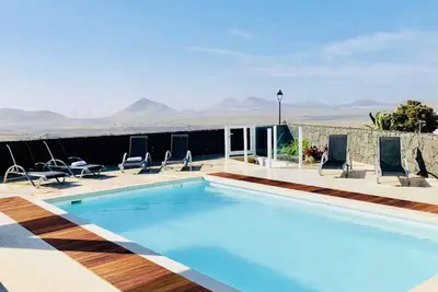 Image de Luxueuse villa avec piscine privée, grandes terrasses, barbecue et vue à débordement
