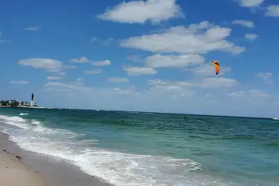 Image de Étapes de la retraite invitant à la plage - Magnifique condo 1br / 1b de l'océan