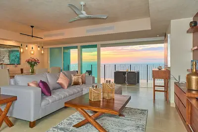 Image de Prix D'ÉTÉ! ☆ Sea, Sun & Relax ☆ Condo en bord de mer au 17ème étage avec vue imprenable!