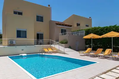 Yannis2 Private pool, Sea View, Next to amenities