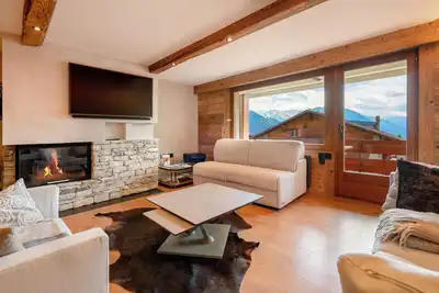 Image de Bel appartement de 3 pièces entièrement rénové, lumineux avec vue sur le village et les montagnes. S