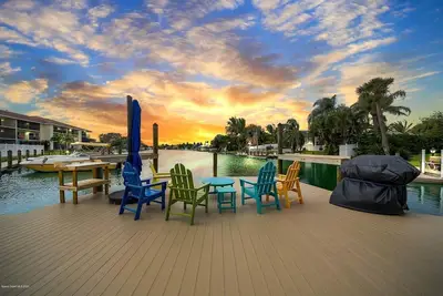 Image de Bord de l'eau! ! Profitez de magnifiques couchers de soleil et pĂŞchez sur les quais!