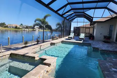 Image de Maison luxueuse / moderne / neuve au bord d'un canal dans le sud-ouest de la Floride avec piscine chauffée et spa