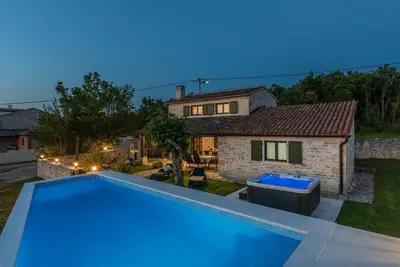 Image de Villa Ana Rita avec jacuzzi et jardin privé