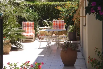 appartement 80 m2 avec terrasse et jardin fleuri, proximité plage