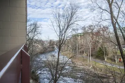 Image de Charmant condo au bord de la rivière avec 2 chambres et foyer. Piscine et bain à remous sur la propriété.