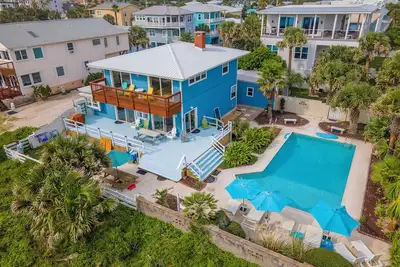 Image de Maison au bord de l'océan directement sur la plage avec une très grande piscine privée