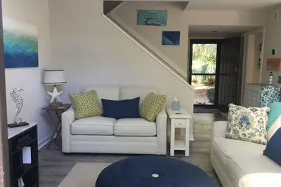 Image de Unité d'extrémité, promenade à la plage, piscine sur place / tennis / pickleball, 2 B / 2. 5 Ba + Loft