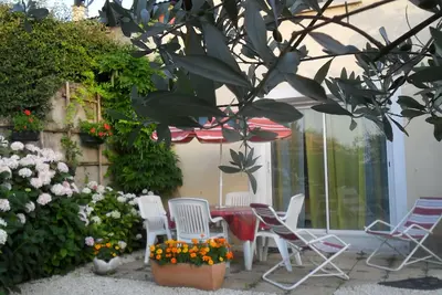 Image de studio agréable avec une petite terrasse fleurie.