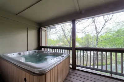 Image de Au bord du fleuve sur le Hooch est un charmant et confortable condo de 3 étages situé à proximité du centre de l'épicerie