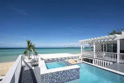 Image de Nouvelle et luxueuse villa privée suspendue au-dessus de la plage de sable rose des Caraïbes