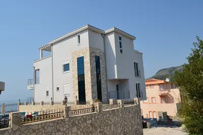 Image de Villa de rêve avec piscine, à quelques pas de la mer, calme et intimité