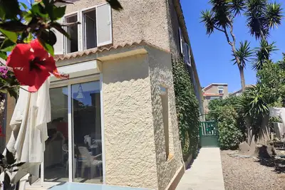 Image de Maison Bord de mer 2\/6 pers plage à 200m 3 ch 2 bains Clim Wifi jard Park code