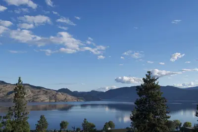 Image de Relax, vous ĂŞtes sur Lake Time! Suite spectaculaire avec vue sur le lac et la montagne