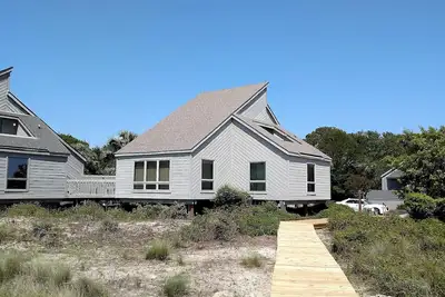 Image de Seabrook Island Oceanfront Villa Une vue imprenable sur chaque chambre et des couchers de soleil spectaculaires.