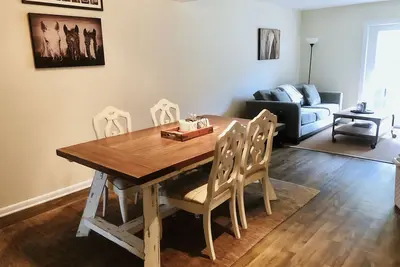 Image de Mt charmant Maison de ville agréable - animaux de compagnie acceptés avec parking et WiFi gratuit