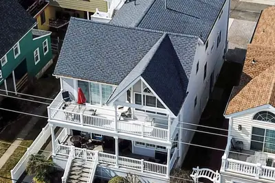 Image de CÔTE D'Or! ! 1 Block To Beach! ! 5 étoiles! ! 4 Bd 2Bth 2nd Flr w / pont privé sur le toit