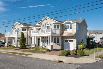 Image de Ocean View Luxury Beach Home avec chambre pour toute la famille