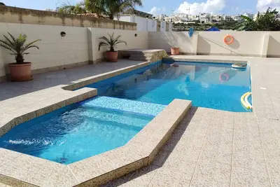 Image de Maison trois chambres avec piscine.