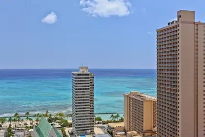 Image de Waikiki Banyan Plumeria Suite - rénovée, vue sur l'océan, tous les extras pour vous faire économiser de l'argent!