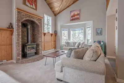 Image de 3 Chambre Maison - À quelques pas du Skiway et du village. Capacité d'accueil 14 - Animaux acceptés!