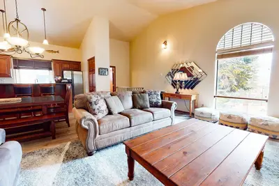 Image de Spacious and Stones Throw au village et à la télécabine, pour 6 personnes!
