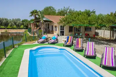 Image de Cottage avec piscine privée, wifi gratuit, aire de jeux, à 1, 8 km de la plage