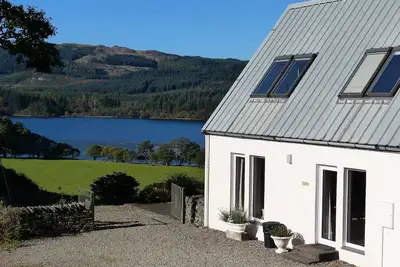 Image de Cadre paisible et magnifique vue sur le lac au cœur d'Argyll