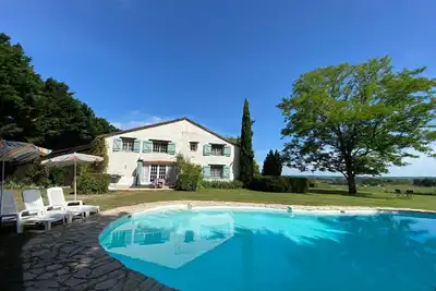Image de Beau 2 chambres, avec salle de bains, gîte, près de Duras, avec une vue imprenable