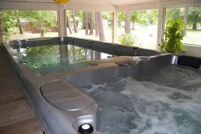 Image de Piscine PRIVÉE INTÉRIEURE 30° + Jacuzzi 36°, Chalet Landais +parc 3000 m² +Océan