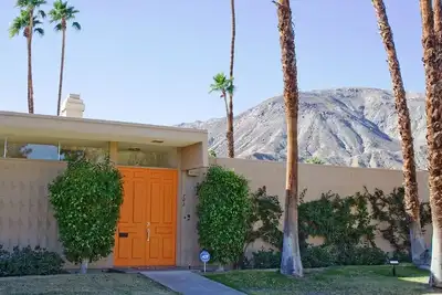 Image de Luxe abordable avec superbe escapade du milieu du siècle sur El Paseo Drive