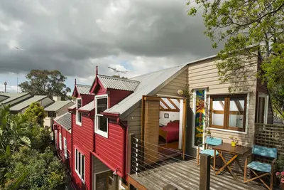 Image de Une oasis dans la ville est un B & B à énergie solaire situé à 10 minutes du centre de Sydney