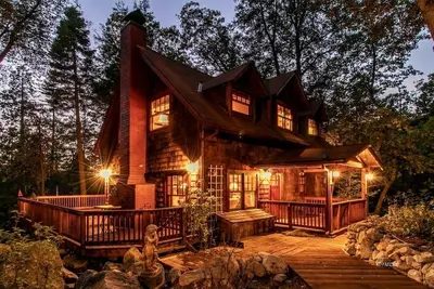Image de Magnifique livre de contes Home By The Creek 3 chambres \/ 2 salles de bain - Magnifique!