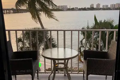 Image de Front de mer! Rénové! Lovers Key Beach Club # 103