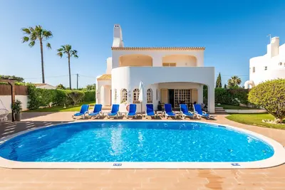 Image de V4 près de la plage et avec piscine privée