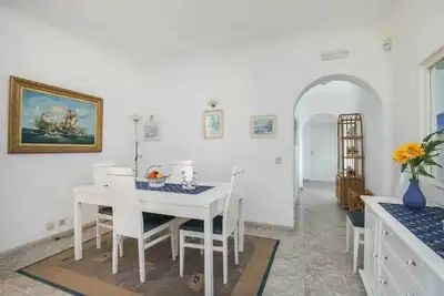 Piscine privée, endroit calme, proche de toutes commodités