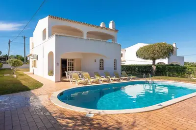 Image de Pour toute la famille, près de la plage de Coelha, piscine privée