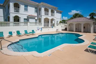 Image de Breezy Beach Condo étapes à la plage, piscine et tennis w / Free Fun Area Attractions chaque jour!