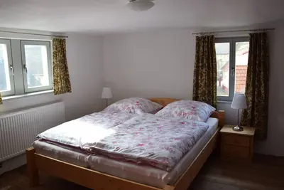 Image de belle maison de vacances indépendante dans un endroit calme