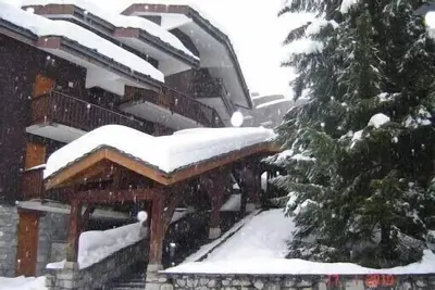 Image de Appartement dans maison chalet situé à Valmorel hameau Planchamp, skis aux pieds