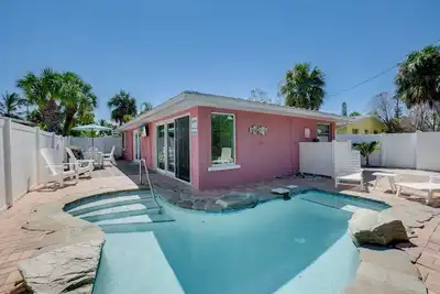 Image de Cottage de plage moderne avec piscine chauffée près de la plage