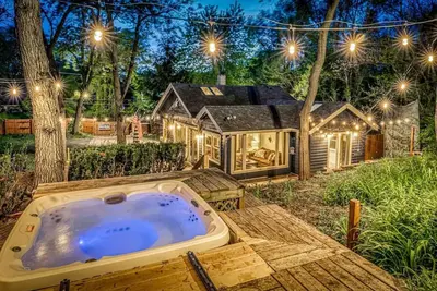 Image de Isolé, chalet clôturé w \/ top bain à remous, des équipements modernes, les chiens