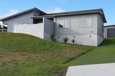 Image de Maison moderne de 3 chambres à coucher surélevée avec vue sur la mer