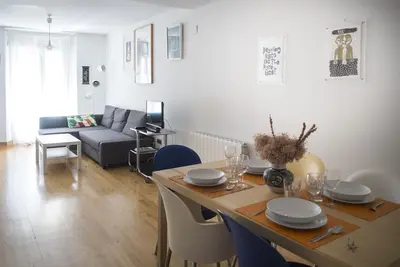 Image de Appartement de 100 m2 dans une rue calme sur le quartier historique, à deux minutes de tout