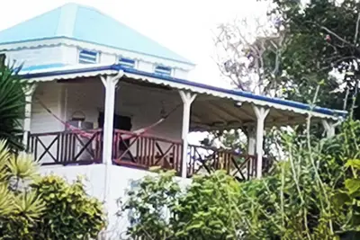 Image de Beau bungalow en bois exotique à la campagne au calme