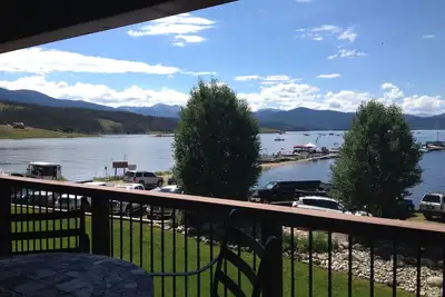 Image de Lakefront sur le lac Granby 3br / 2. 5ba Hot Tub, Mnt / vue sur le lac à Grand Lk, 10 couchages