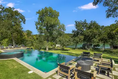 Image de Arrivez Sapphire Sur Le Lac Austin | Jusqu'à 12Bds | Echelon de luxe | PoolSpa!