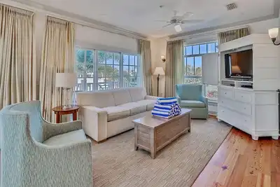 Image de Mainsail Beach Inn Maison de ville avec 3 chambres