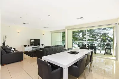 Image de The Penthouse 28 The Breeze - Vues sur la mer avec un décor moderne
