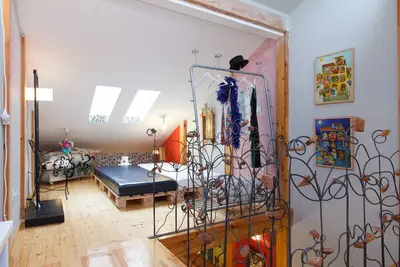 Image de Autour De La Maison Mondiale. Appartement unique, confortable, sur 2 niveaux, acceptant les animaux domestiques à Dorcol